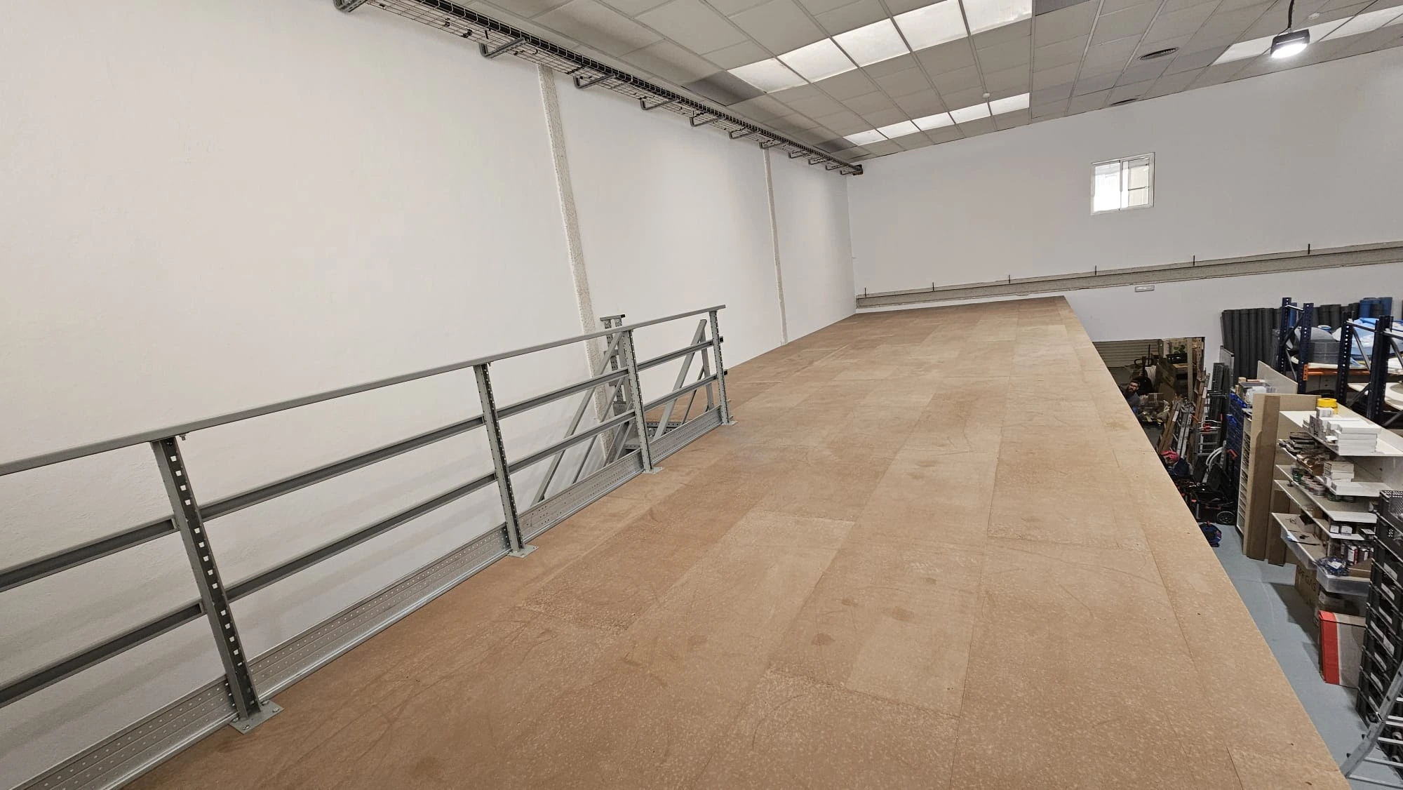 altillo metálico para empresa de fontanería