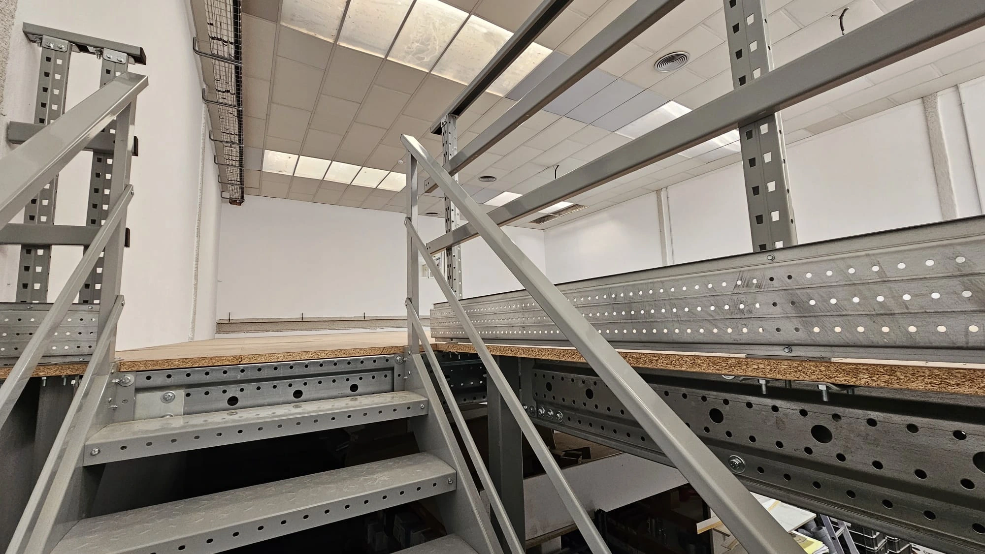 altillo metálico para empresa de fontanería