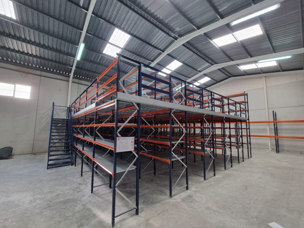 entreplanta con estanterias picking y estanterias cargas paletizadas (2)