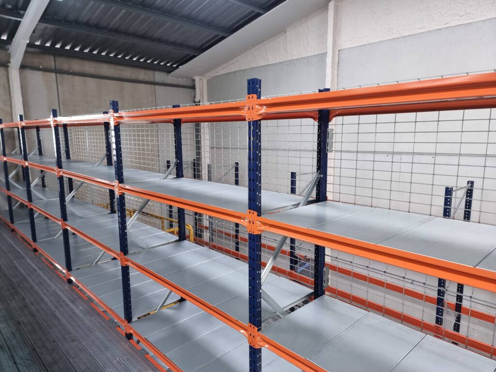 entreplanta con estanterias picking y estanterias cargas paletizadas (3)