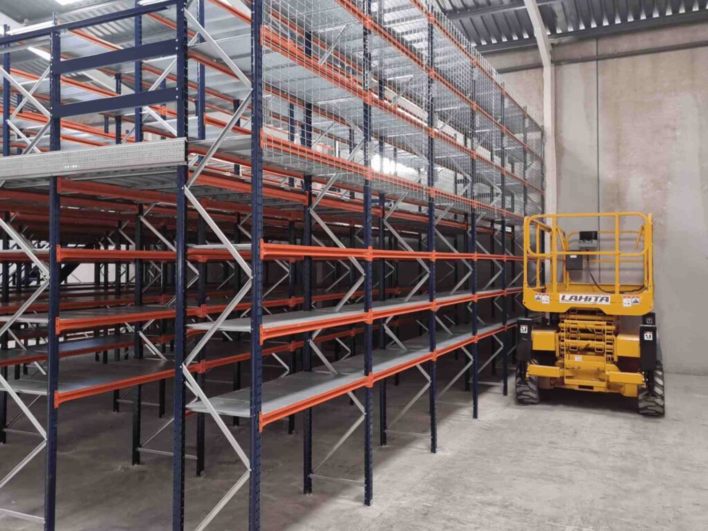 entreplanta con estanterias picking y estanterias para palet-compressed