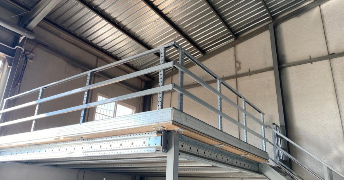 Altillo Metálico con suelo de tablero aglomerado